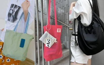 梅雨季也要從從容容！4款「時尚防水包」、根本機車族通勤救星，雨再大也游刃有餘
